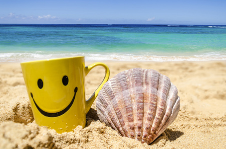 Glckliches Gesicht Becher am Strand