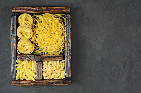 传统的类型和形状的意大利面食在老式的木盒子里