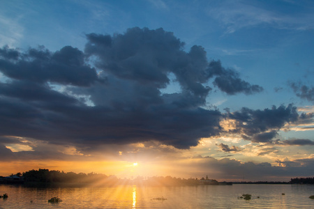 与旁边的河抽象背景，新蕾的夕阳的天空