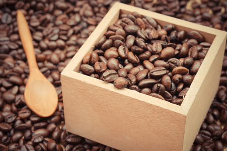 咖啡豆和木勺与滤波效果复古老式 s