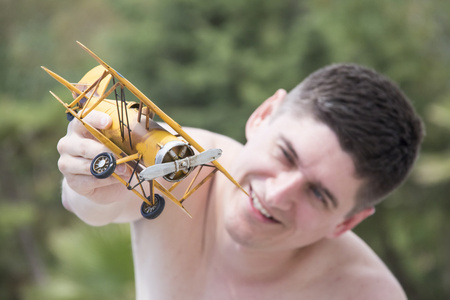 年轻男子玩飞机模型