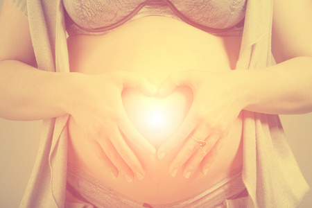 怀孕的妇女，手放在她的肚子