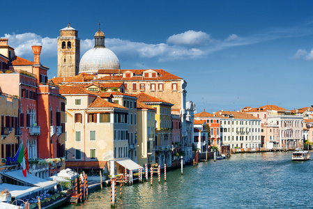 五光十色的房屋外观和威尼斯大运河