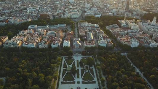 飞行无人机在马德里 Retiro 和普拉多博物馆著名公园