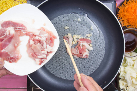 厨师把猪肉煮日式炒面片图片