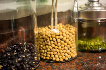 存储在厨房里的玻璃罐中的干豆