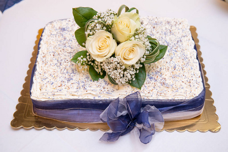 桌上有鲜花的婚礼蛋糕