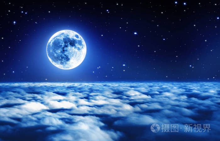 柔和的发光光梦幻云层之上的繁星闪烁的夜晚天空中明亮的满月