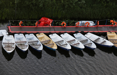 五颜六色的小船，在公园里绑在码头系泊设备