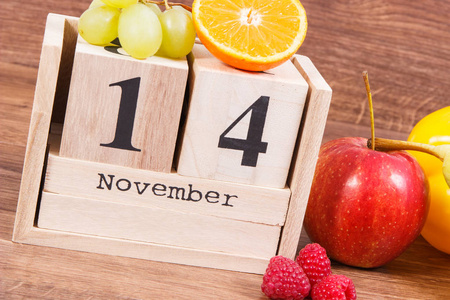11 月 14 日在日历和水果与蔬菜，世界糖尿病日的概念上的日期