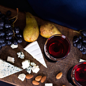红酒和点心。葡萄酒 葡萄 奶酪 坚果 橄榄。浪漫之夜静物