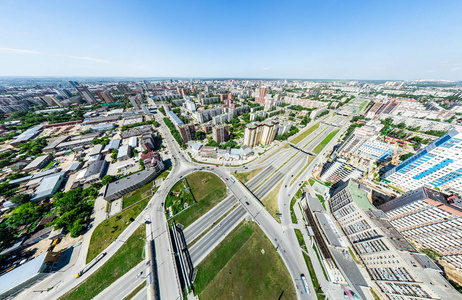 与空中城市景观 十字路口 道路 房屋 建筑物 公园及停车场。阳光灿烂的夏天全景图像