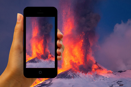在智能手机上为火山爆发拍照