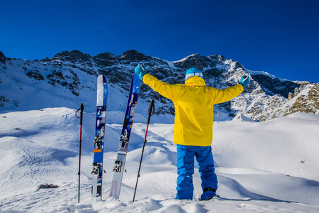 走上沿与白雪皑皑的山脊的登山野外滑雪