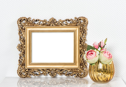 巴洛克金色相框和玫瑰花。 古典风格摩克