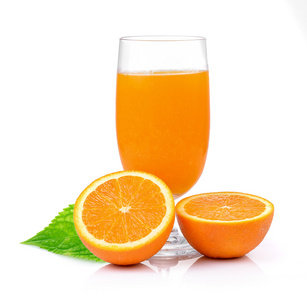 桔汁和孤立在白色背景上的橙色