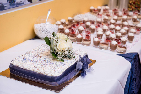 桌上有鲜花的婚礼蛋糕