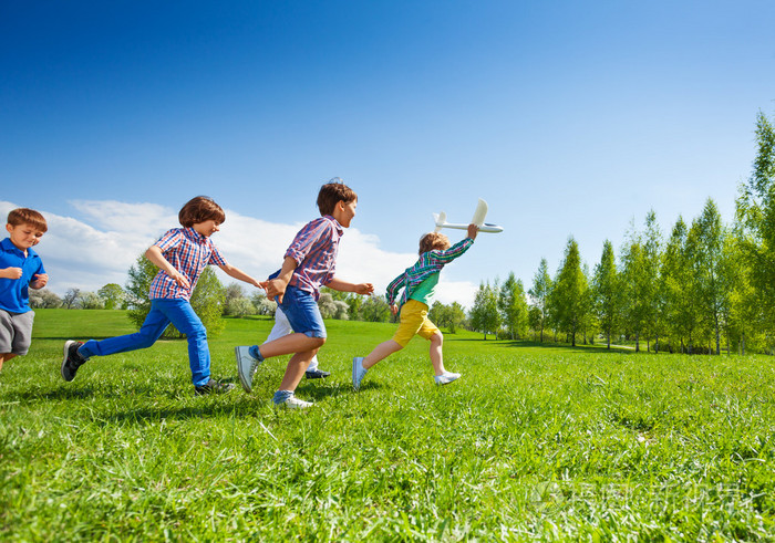 带着飞机玩具的快乐奔跑的孩子照片-正版商用图片0d9esa-摄图新视界