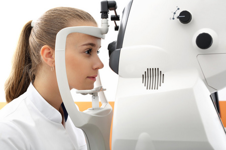 女性的眼科医生，计算机辅助视觉缺陷，选择隐形眼镜