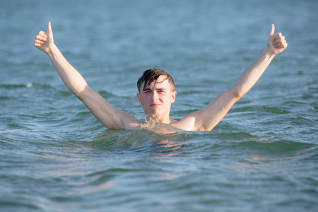 十几岁的男孩，在海面上夏季的一天