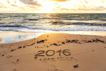 到 2016 年在日落时分在沙子上写
