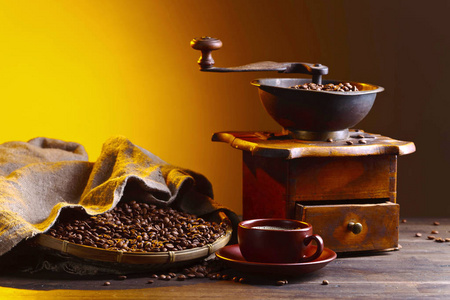 杯黑咖啡，咖啡研磨机和烤的豆