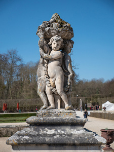 瓦奥勒维康特城堡花园里的雕像