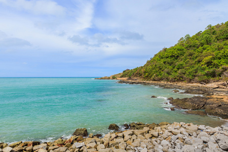 美丽的海滩与岩石和热带海洋与天空