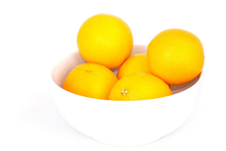 在白色背景上的白色碗橙色水果
