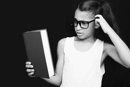 可爱的女孩，与眼镜和书在手
