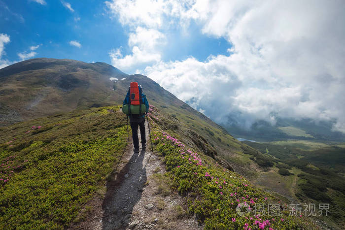 徒步旅行者在山间小道上