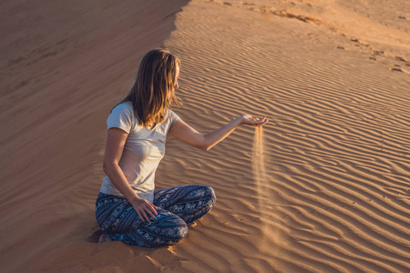 年轻女子在沙漠日落