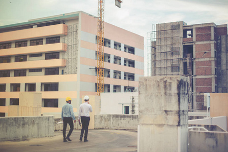 微笑年轻建筑师或工程安全帽与生成器