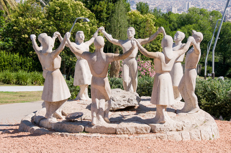 在西班牙巴塞罗那的 Sardana 舞者雕像