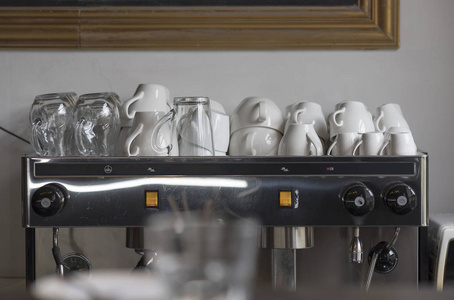 咖啡机与杯子和眼镜上的顶部和细节在厨房，室内的墙上的油漆