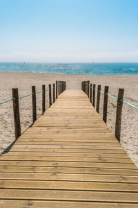 木板步道沙丘到海滩。海滩通路