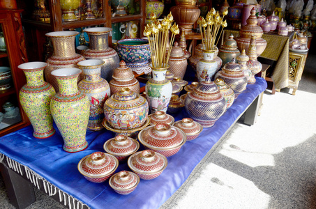 Benjarong 工艺是传统泰国五种基本颜色风格脓液