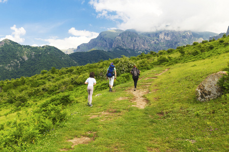 家庭游客在山