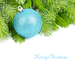 蓝色圣诞球蓬松的白色背景上的一棵圣诞树的树枝上。圣诞节背景以及放置文本的位置