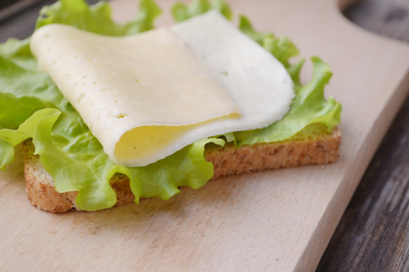 大素食三明治配奶酪和生菜沙拉