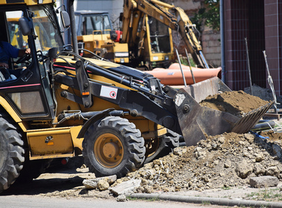 挖掘机在公路建设图片