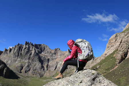 年轻女子在山中徒步旅行