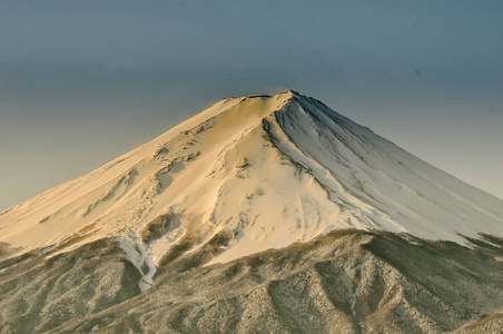 清晨在富士山顶端关闭