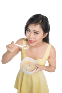 亚洲女人早餐吃的麦片粥或麦片碗