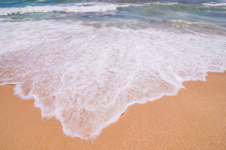 海滩和大海的波浪在阳光灿烂的夏天的一天。夏天的职业概念