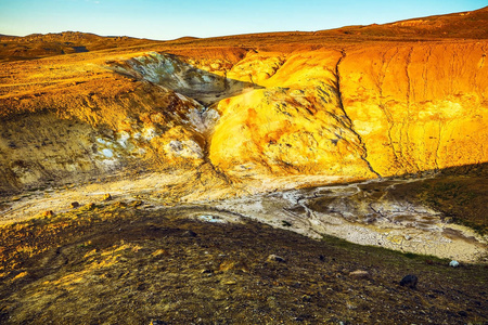 的领域覆盖着熔岩和岩石。如诗如画的冰岛景观