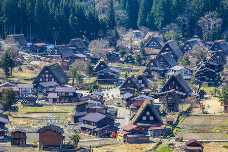 白川乡，农夫村庄在下着雨的大街