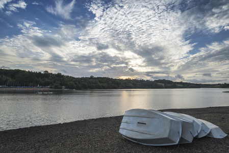 夏季落日湖的景观与休闲艇和设备