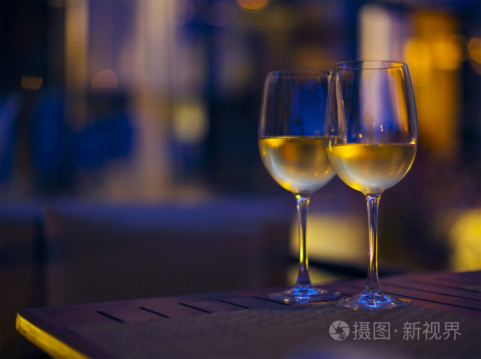 两杯白葡萄酒在夜晚