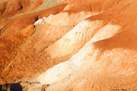 颜色土壤中汞矿，在阿勒泰